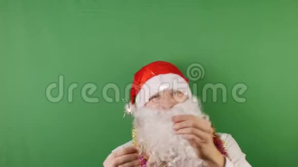 快乐的人像圣诞老人一样带着火花圣诞和新年在绿色Chroma键上视频的预览图