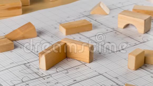 停止在建筑蓝图上用木块建造房屋的运动时间视频的预览图