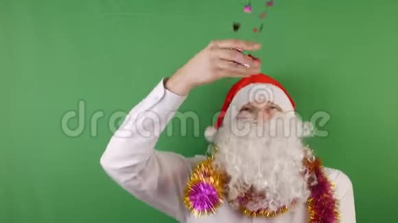 快乐有趣的人就像一个留着白胡子的圣诞老人2019年圣诞节和新年绿色Chroma钥匙视频的预览图
