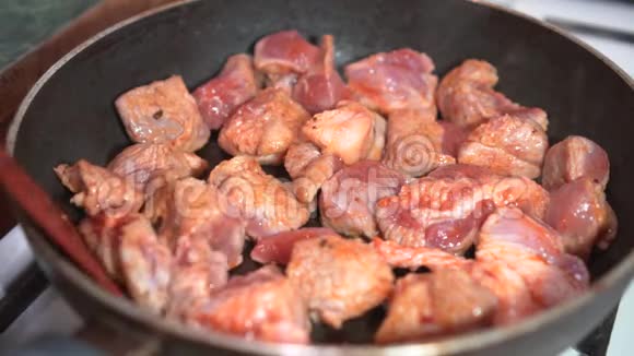 厨师在厨房的平底锅里准备炸猪肉特写油炸美味的肉视频的预览图