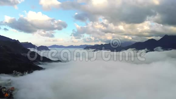 缆车到范西潘山背景上有绿色的山谷景观云中的山高高的天空视频的预览图