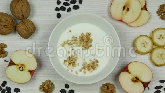 格兰诺拉加酸奶早餐准备和吃饭停止运动动画顶部视图视频的预览图