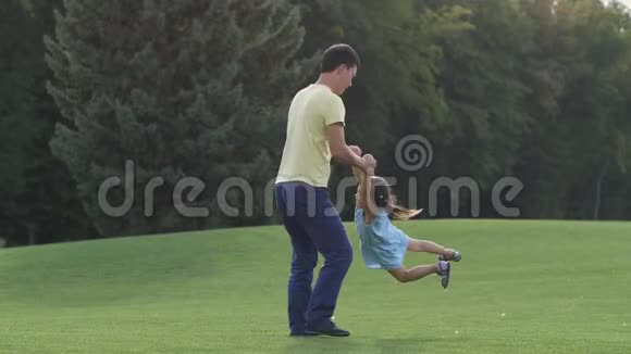 可爱的亚洲爸爸玩他可爱的女儿视频的预览图