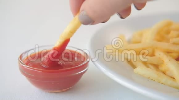 快餐饮食习惯法式炸薯条番茄酱视频的预览图