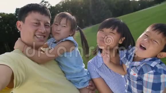 幸福的亚洲家庭在电话里做自我画像视频的预览图