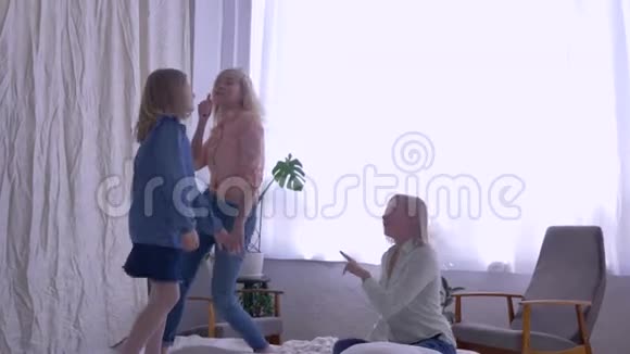 快乐的家庭快乐的成人和小女孩的女儿为妈妈唱歌一边玩耍视频的预览图