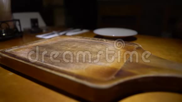 服务员提供饭菜用炒虾加奶酪配炒菜视频的预览图