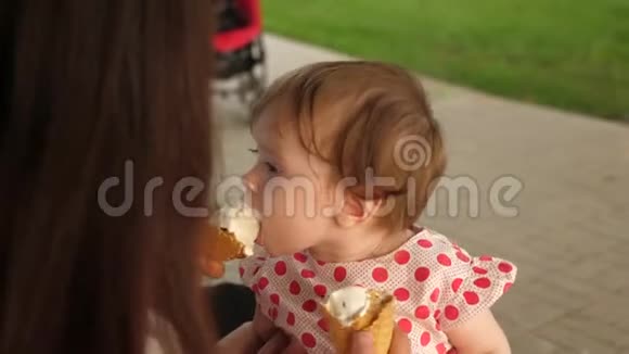 女孩正在吃华夫饼冰淇淋视频的预览图