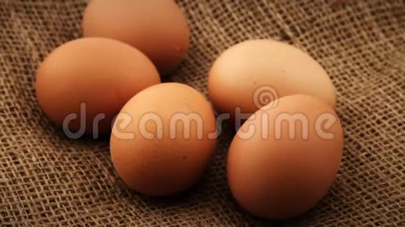 五个新鲜的棕色鸡蛋旋转的臀部背景视频的预览图