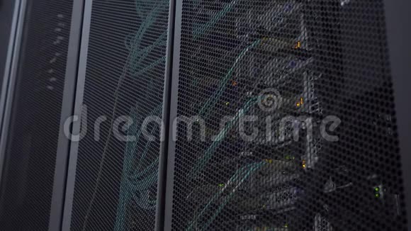 光服务器位于数据中心服务器机房铁门后透过圆形通风口的视野视频的预览图