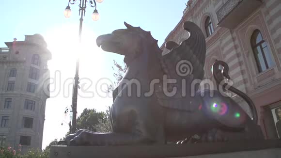 格里芬青铜雕像视频的预览图