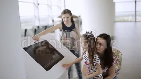 在机场的幸福家庭用电子陶瓷制作照片视频的预览图