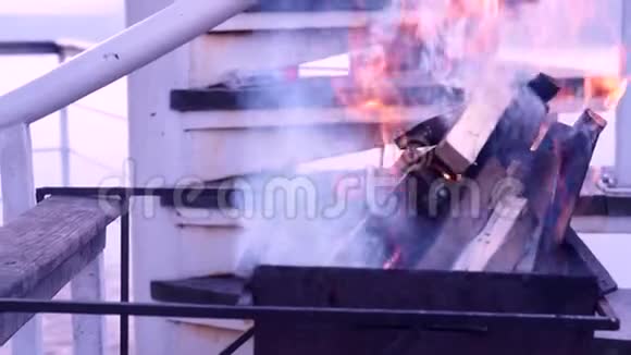 燃烧着燃烧着的原木燃烧着的壁炉火焰视频的预览图