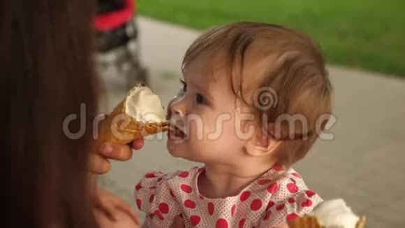 宝贝正在吃华夫饼冰淇淋视频的预览图