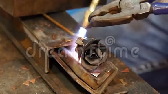 铁匠做一朵金属玫瑰融化一片花瓣钳子弯曲了床单视频的预览图