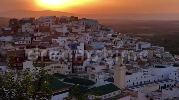 伏卢比利斯附近的穆莱伊德里斯古村美丽的日落视频的预览图