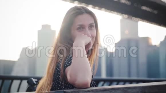 令人惊叹的特写肖像快乐的欧洲妇女与长发倾听朋友在曼哈顿城市桥天际线视频的预览图