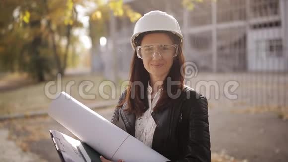 幸福职业建筑工程师女士手持蓝图戴着安全帽和视频的预览图