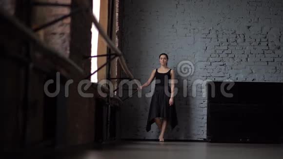 穿着黑衣服的女孩在舞蹈室慢动作地走着视频的预览图