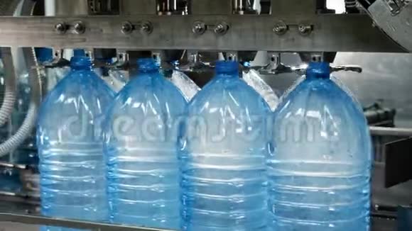 饮用水生产线塑料瓶自动灌装机视频的预览图