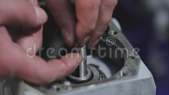 装配变速箱人将齿轮插入变速箱金属齿轮视频的预览图