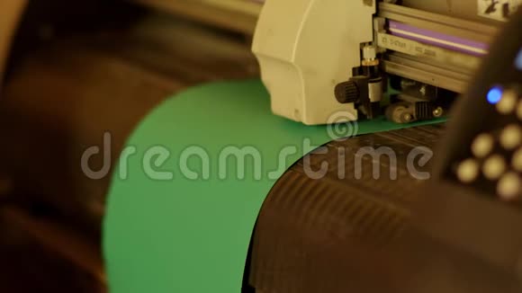 浅绿色橡胶带或带在机械装置下运行视频的预览图