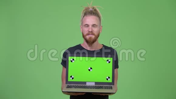 一个长着大胡子的帅哥戴着戴着笔记本电脑低头看着视频的预览图