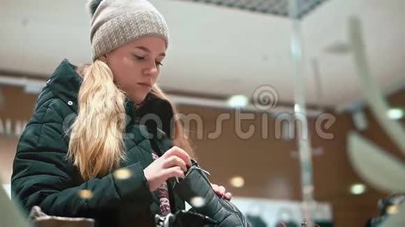 年轻的少女在商店里挑选鞋子视频的预览图