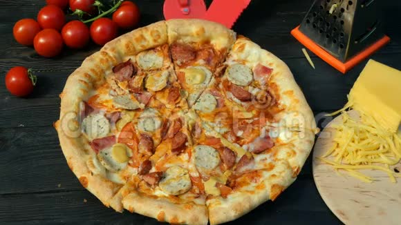 手笨拙地切下比萨饼切片香肠番茄和奶酪用特殊的刀轮木制的视频的预览图