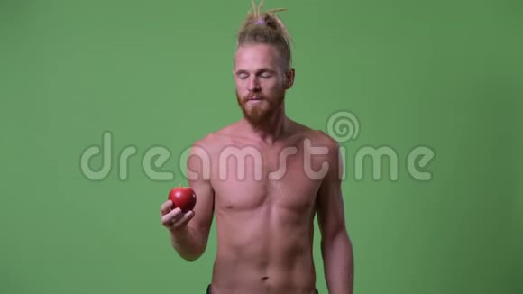 英俊的肌肉发达的长着胡子的男人长着可怕的公鸡赤膊上阵给苹果视频的预览图