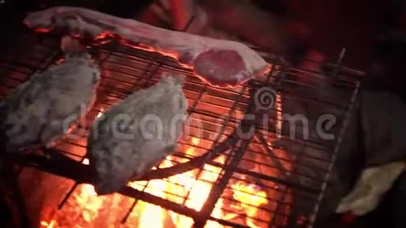 4村烧烤鱼用盐泥和猪肉烤视频的预览图