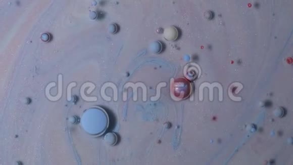 彩色泡泡的抽象背景混沌运动墨水在水中视频的预览图