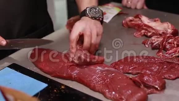 厨师解释如何烹饪肉切肉片食品大师级视频的预览图