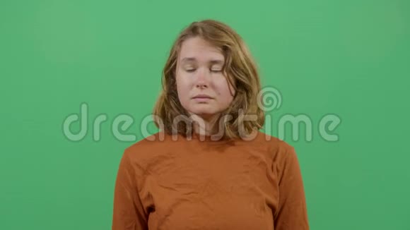 一个女人在脸的两边视频的预览图