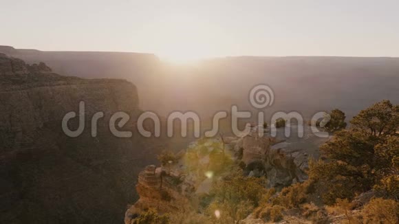 史诗镜头耀斑日落全景太阳下山在美国亚利桑那州大峡谷国家公园惊人的山脉视频的预览图