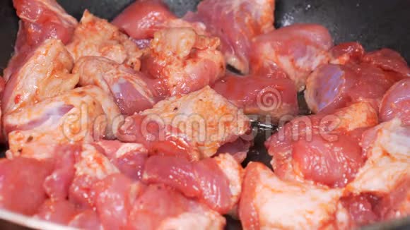 厨师在厨房的平底锅里准备炸猪肉特写油炸美味的肉视频的预览图