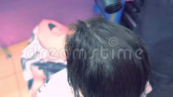 用吹风机吹干头发头发特写用角蛋白加强头发视频的预览图