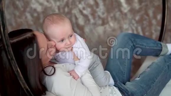 幸福的妈妈和宝宝亲吻拥抱母性观念美丽的幸福家庭摇摆视频的预览图