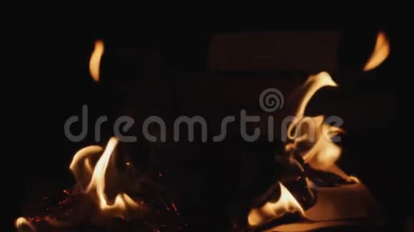 男手合上燃烧的书视频的预览图
