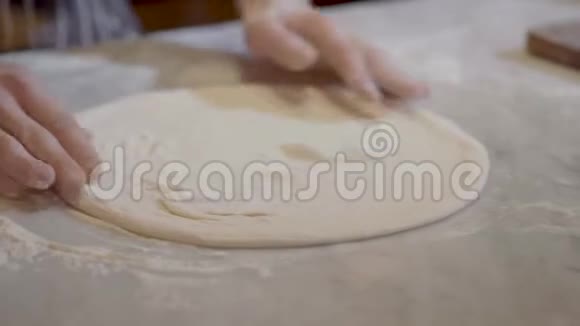 熟练的披萨制造商的手正在现代餐厅厨房附近烹饪面团皮萨约罗用白面团铺成面团视频的预览图