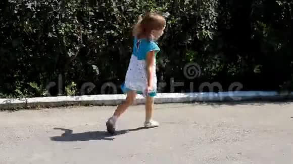 小女孩在公园里奔跑在一个温暖的夏天鸽子对鸟视频的预览图