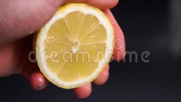 慢动作从柠檬中挤出果汁手捏新鲜柠檬柠檬汁水从纸浆和滴视频的预览图