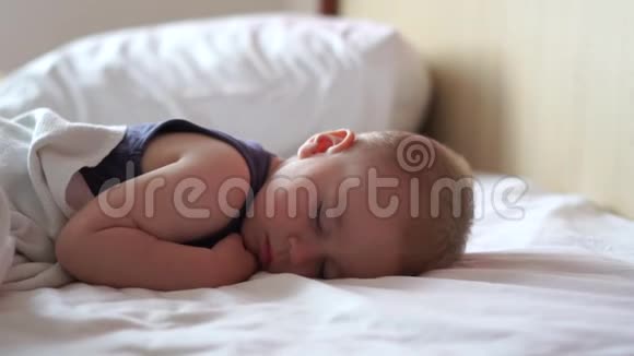 小可爱的男孩正在睡一张大床上睡得很慢视频的预览图