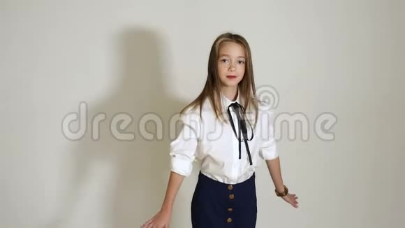 一位留着长发的小女孩在一间白色墙壁的房间里摆姿势视频的预览图