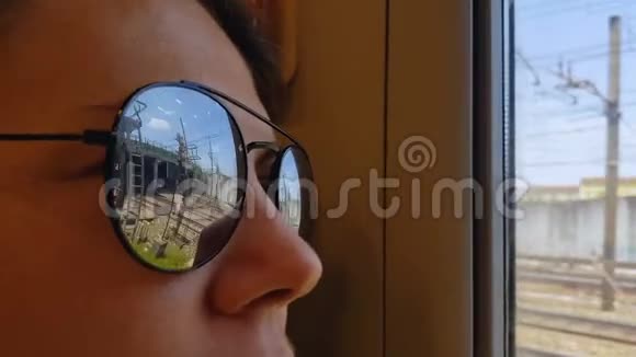 城市道路反射旅游太阳镜火车航程度假冒险视频的预览图