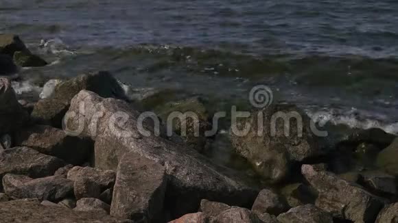 在芬兰湾的大坝上花岗岩的石头溅起浪花视频的预览图