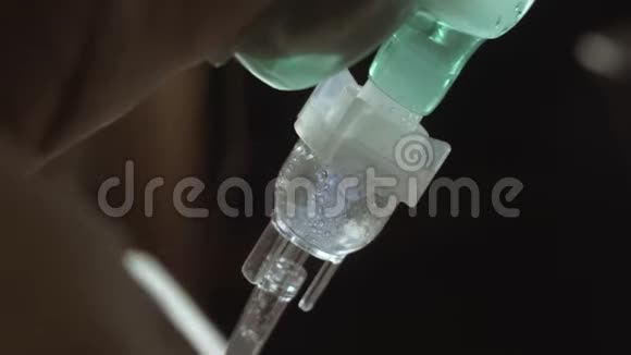 患有支气管炎的患病妇女通过吸入面罩吸入视频的预览图