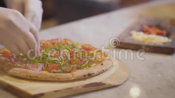 厨师把配料放在比萨饼上放在木板上做披萨视频的预览图