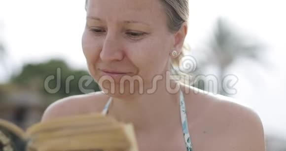 一位成年女子正在海边看书视频的预览图