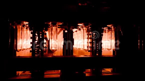 塑料瓶生产工厂机器吹气塑料容器视频的预览图